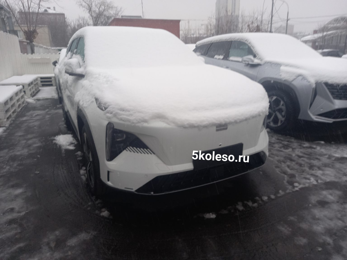Geely Galaxy L7 у официального дилера Geely в Москве.