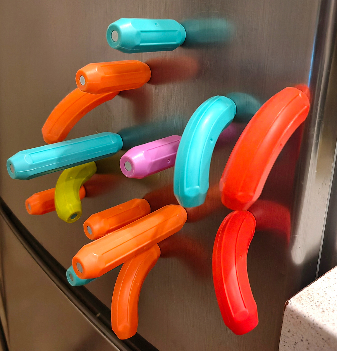 Магнитный конструктор Миша соединил с холодильником