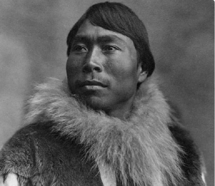 Вроде бы это инуит, но раса - та же, что и у чукчей: арктоидная.