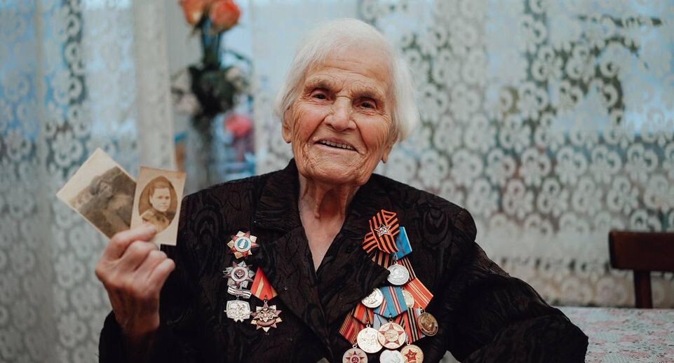 «Обучила более 20 снайперов». Глава Подмосковья поздравил ветерана Александру Алешину со 101-летием