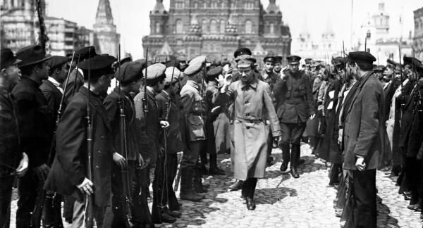    Смотр войск Всевобуча, Красная площадь, 25 мая 1919 года. В центре — член Высшего военного совета РСФСР Эфраим Маркович Склянский / РИА «Новости»