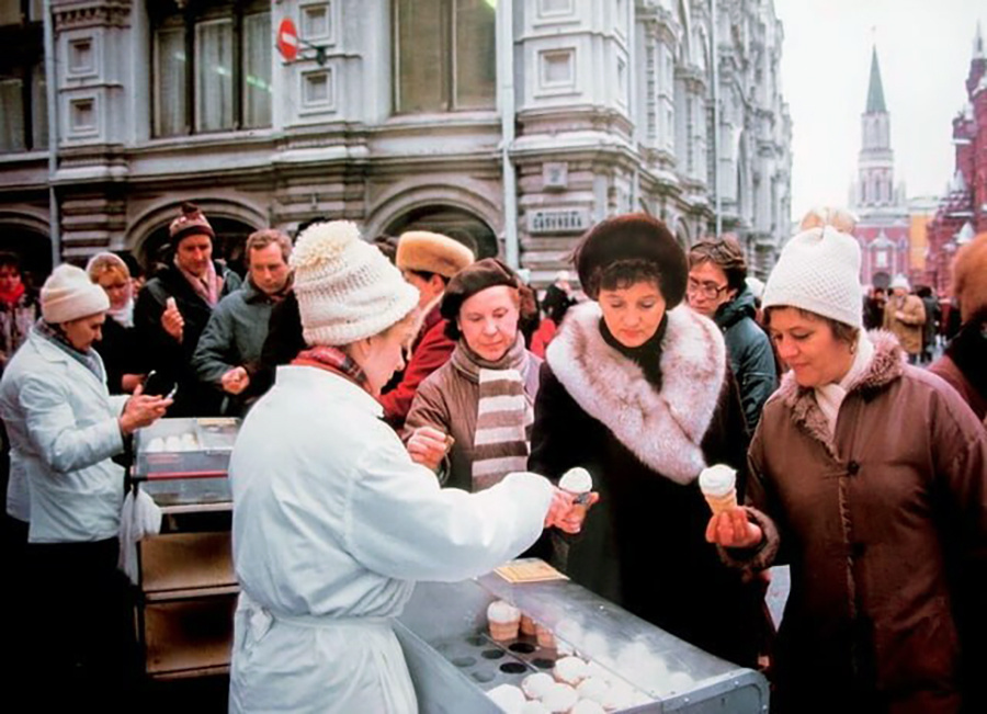 Фото из интернета. Такого явления как лотки с мороженым я не помню, может у нас в городе и не было. Продавали мороженое в магазинах Продукты. Тут на фото стаканчики "с горкой", наверное только на Красной площади такое предлагали).