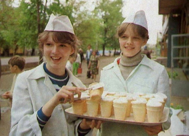 Фото из интернета. Растает же)). Чуть подтаявшее - самое вкусное! Наполнение уже правильное, чуть выше края стаканчика.