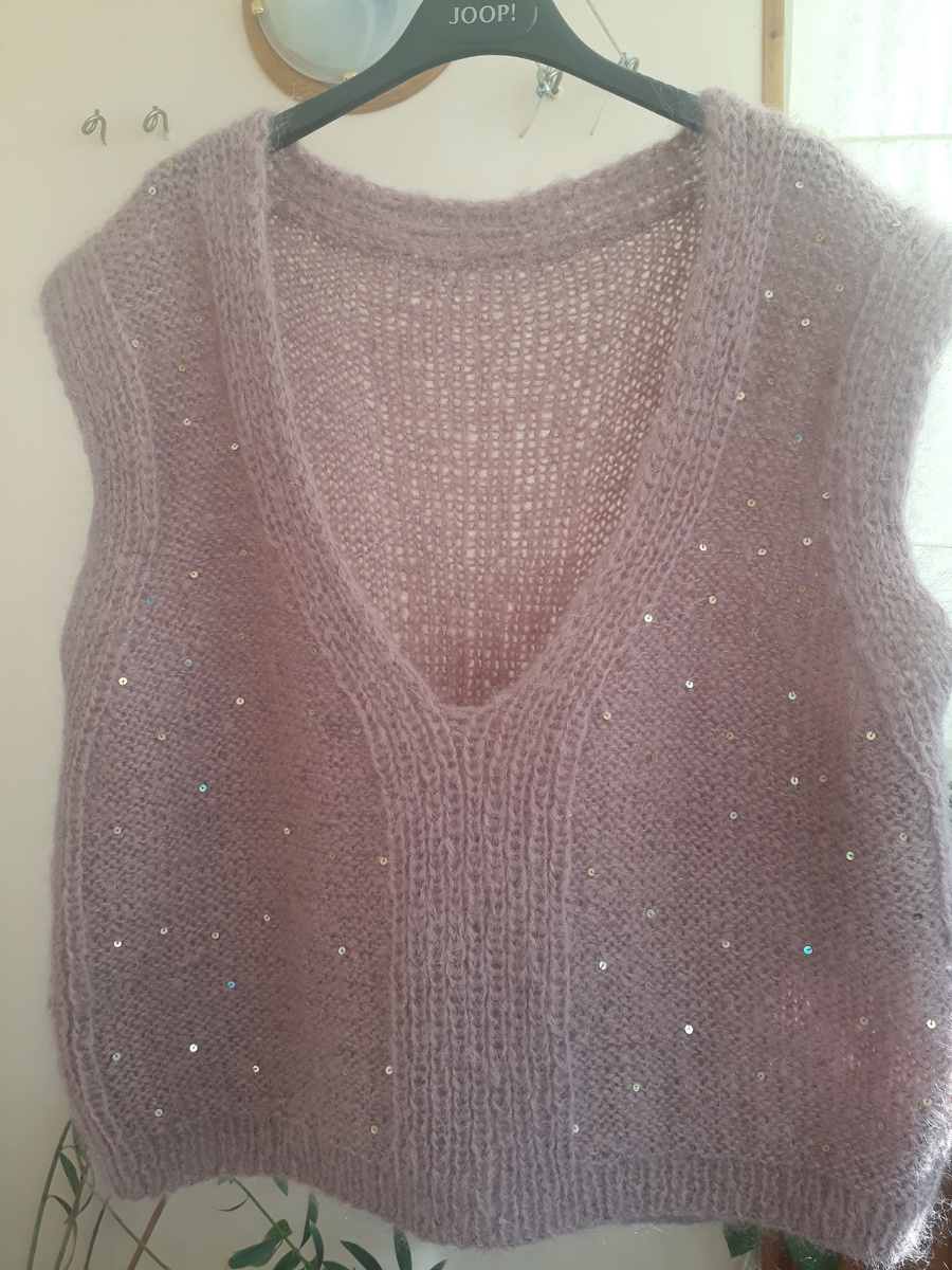 Вид спереди. Глубокий вырез. Носится под рубашку ,блузку.