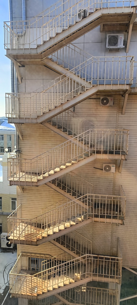 Фото мое. Никакого отношения к содержанию публикации не имеет. Просто надо же что-то на заставку поставить! Ну а если поразмыслить, то можно и до чего-нибудь высокого додуматься, глядя на эту картину. Либо наоборот. Ведь лестница может везти либо вверх, либо вниз. Это зависит от того, как работает ваше восприятие. Что видите: вверх, или, всё-таки вниз?