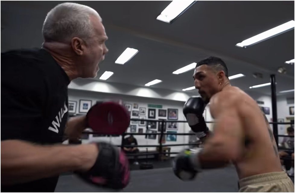 Роуч (слева) и Теофимо Лопес в зале WildCard, 2025 год.