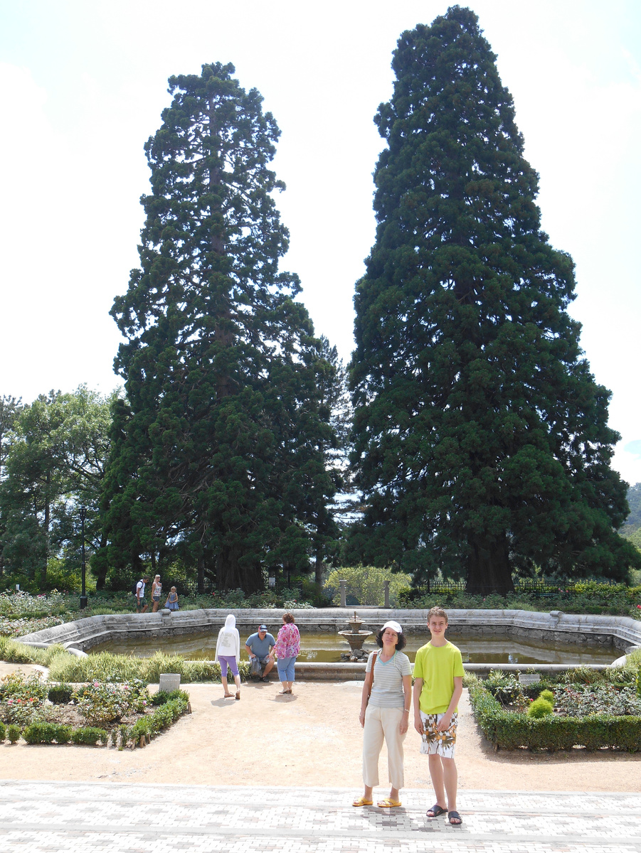 2014 год. Гуляем после экскурсии по Массандровскому дворцу.