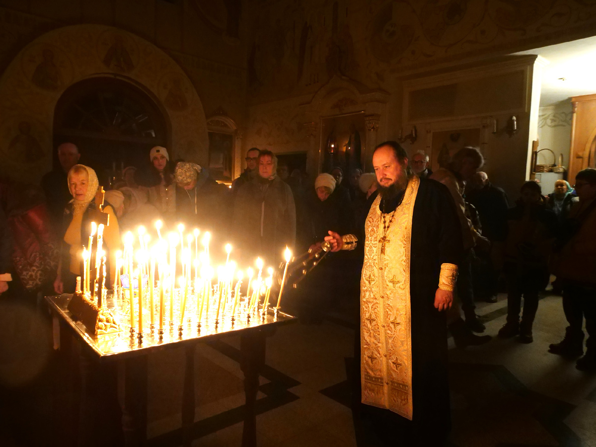 Наш дорогой настоятель . Миряне. В храме темным-темно, только свечи , молитва и много любви в сердцах тех, кто собрался помянуть своих усопших