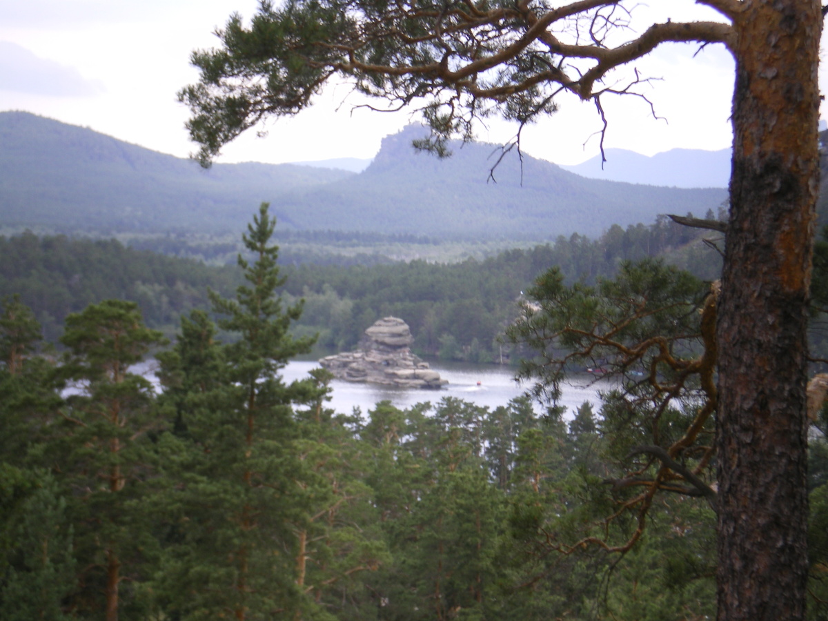 Бурабай. Вид на озеро Боровое. В центре озера скала Жумбактас