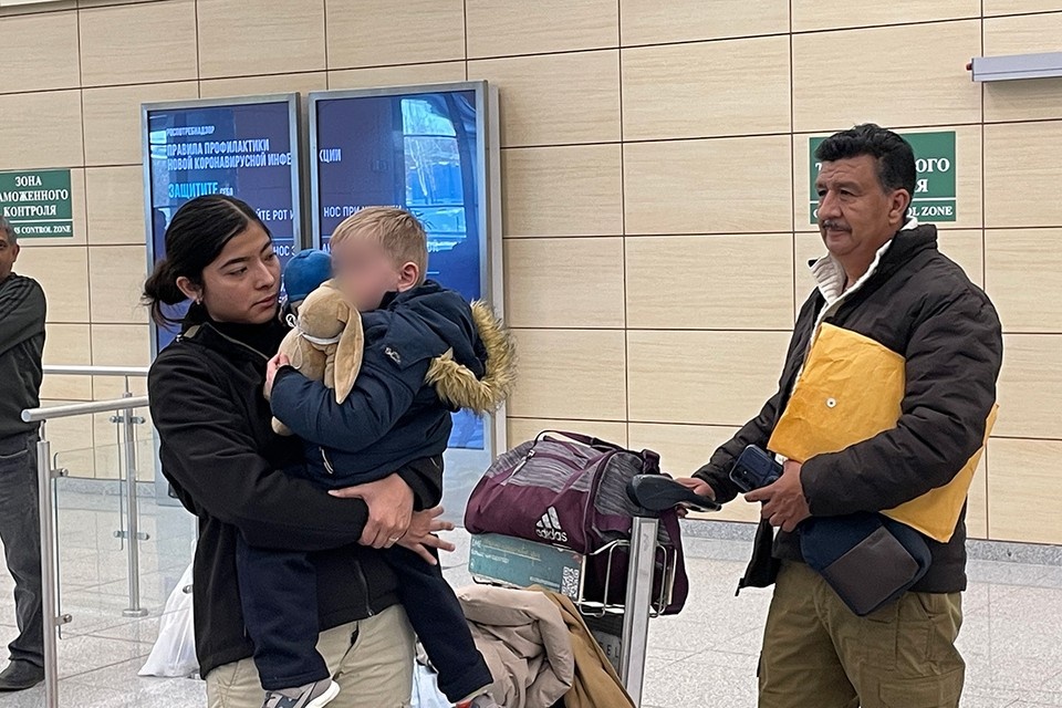    Трехлетний россиянин прилетел в «Домодедово» и Мехико в сопровождении сотрудников мексиканской миграционной службы. Фото: Максим Плотников