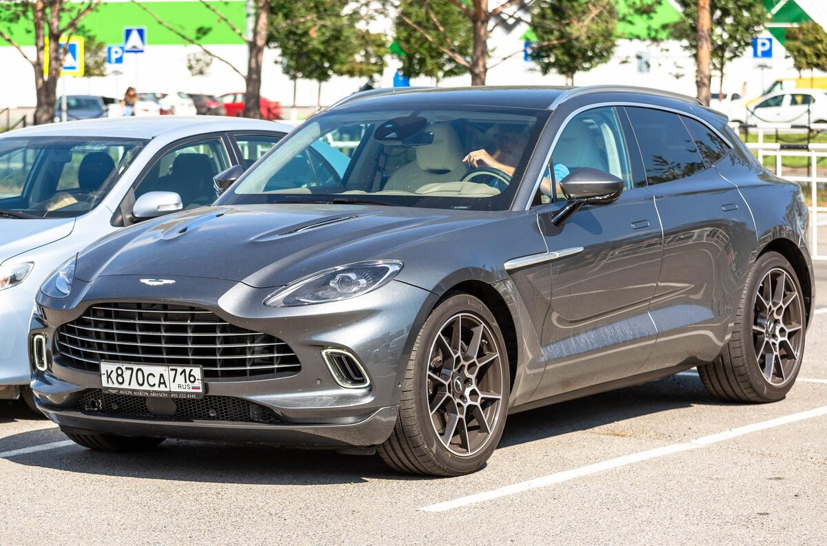 Одним из наиболее пострадавших брендов является Aston Martin. В 2021 году в нашей стране было продано рекордное количество автомобилей - 44, но в 2024 году этот результат составил всего 11. Самой популярной моделью остается вседорожник DBX, но были зарегистрированы три новейших суперкара DB12 и два DBS. Примерно в это же время в России начались официальные поставки кроссовера DBX, что увеличило спрос в пять раз.
