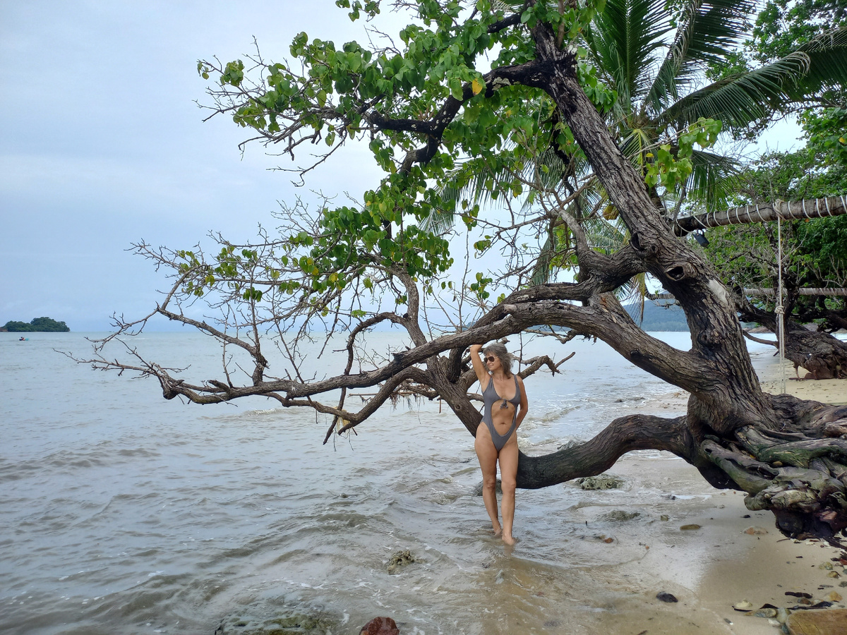 Прогулка вдоль пляжа Kai Bae. Ко Чанг, Таиланд, июль 2024.