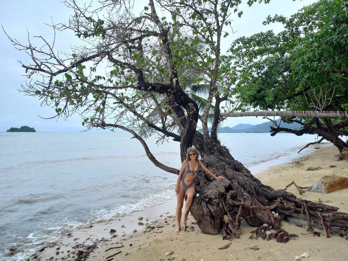 Прогулка вдоль пляжа Kai Bae. Ко Чанг, Таиланд, июль 2024.