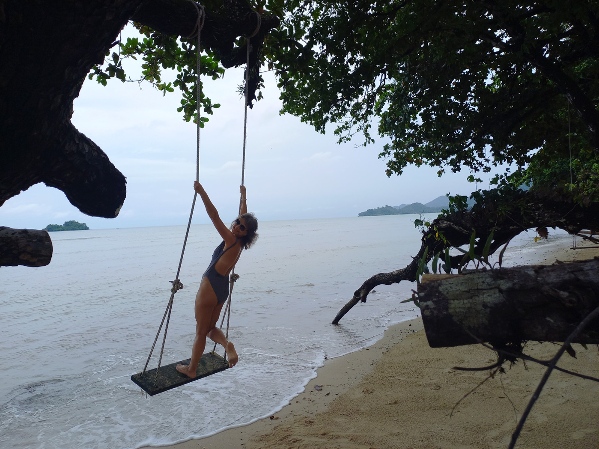 Прогулка вдоль пляжа Kai Bae. Ко Чанг, Таиланд, июль 2024.