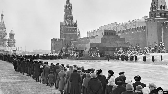 Совки стоят в очереди в мавзолей, чтобы поклониться главной советской "святыне" - зеленой мумии большевицкого упыря Ульянова-Ленина, устроившего со своей бандой большевиков и чекистов в России сущий ад.