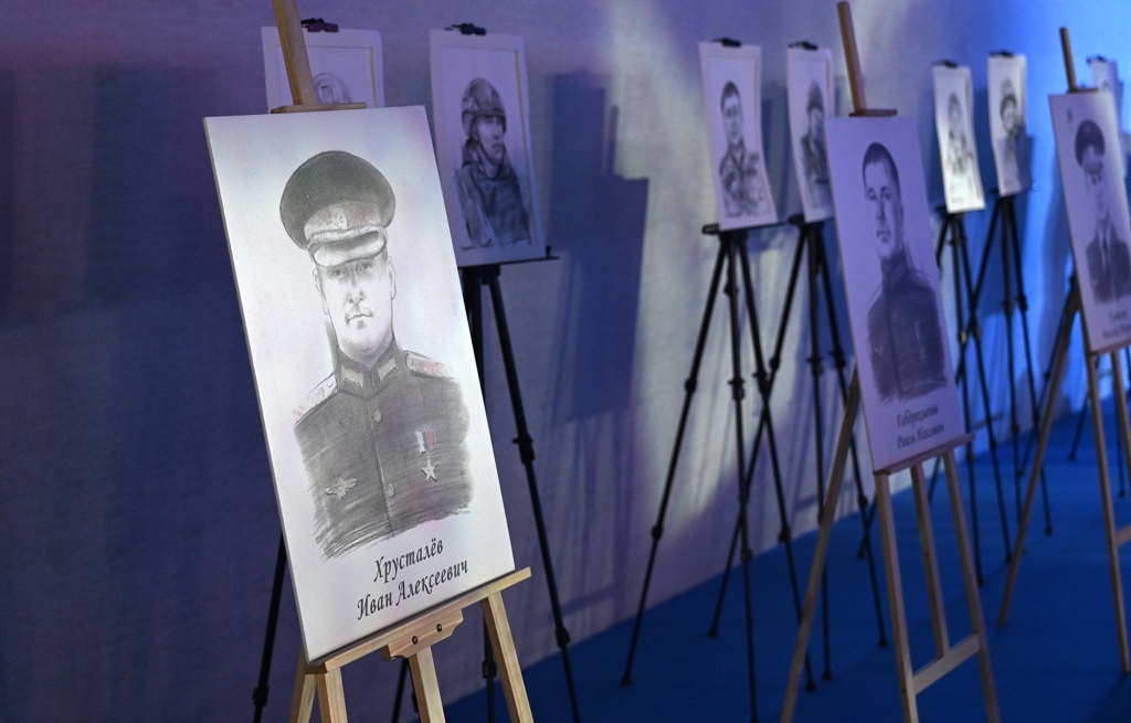 В Твери работает выставка графики «У каждого времени свои герои»