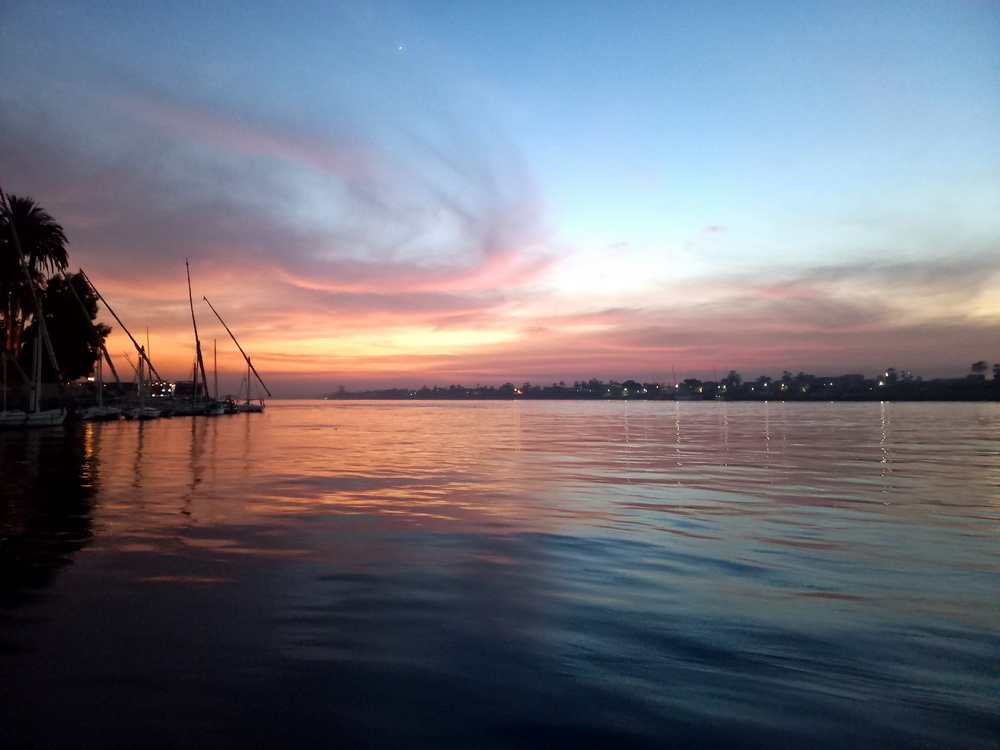 Закат на священной реке Нил в Луксоре