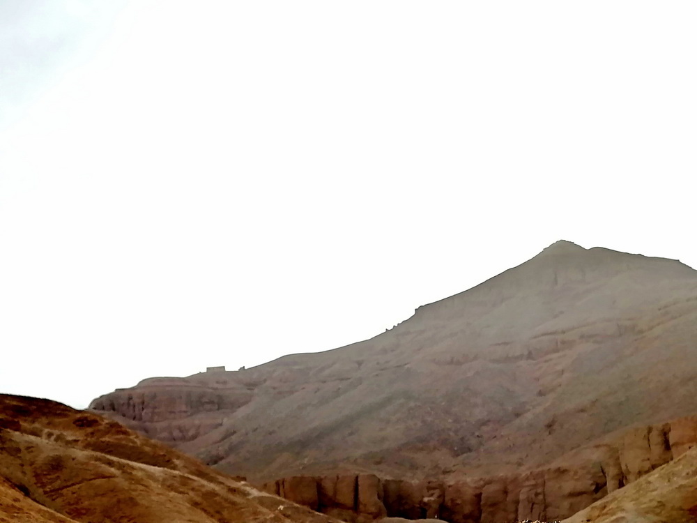 Пирамидальные холмы в долине Королей