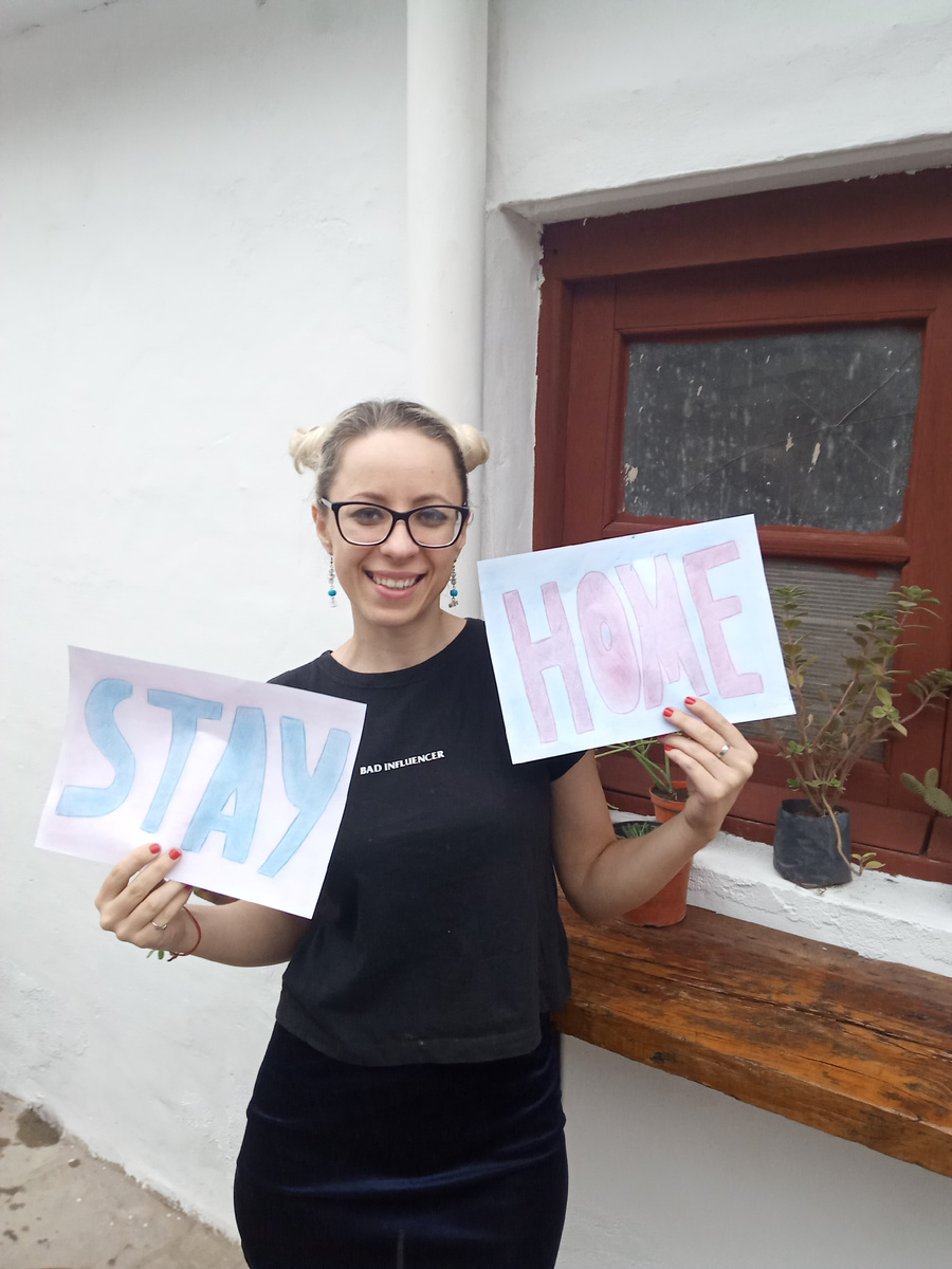 В одной школе нас обязали сделать фото с надписью "Stay home" (Оставайтесь дома) из-за коронавируса.