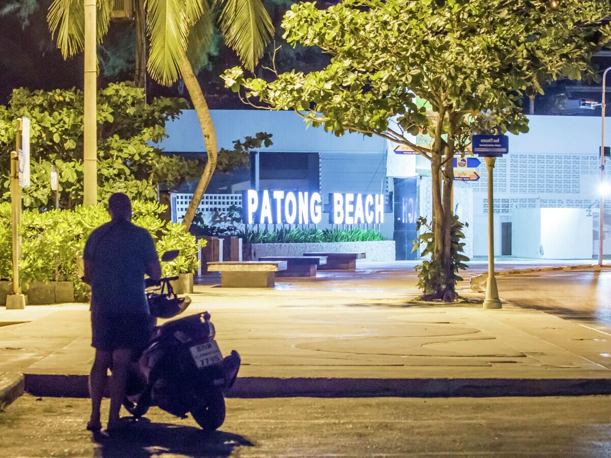    Турист в курортном районе Патонга в Тайланде© РИА Новости / Валентин Чебунин