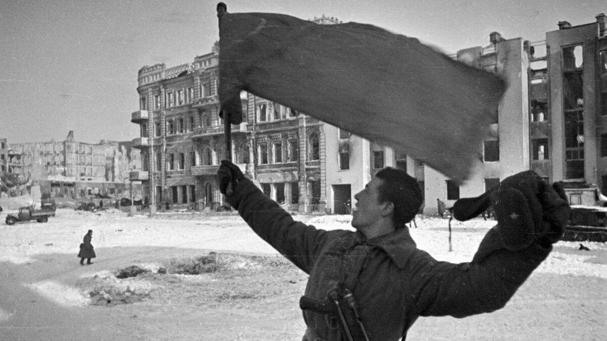    Красноармеец с красным знаменем после окончания боев. Именно победа СССР в битве под Сталинградом стала переломным моментом Второй мировой войны, а не высадка союзников в Нормандии / Фото: Георгий Зельма / РИА Новости