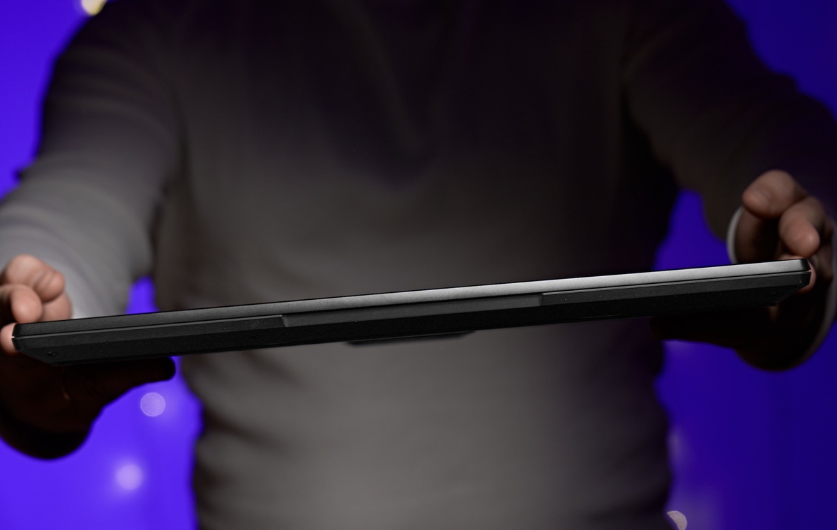   Ноутбук получился удивительно тонким для своей начинки © Илья Кайгородов / HTNews.ru