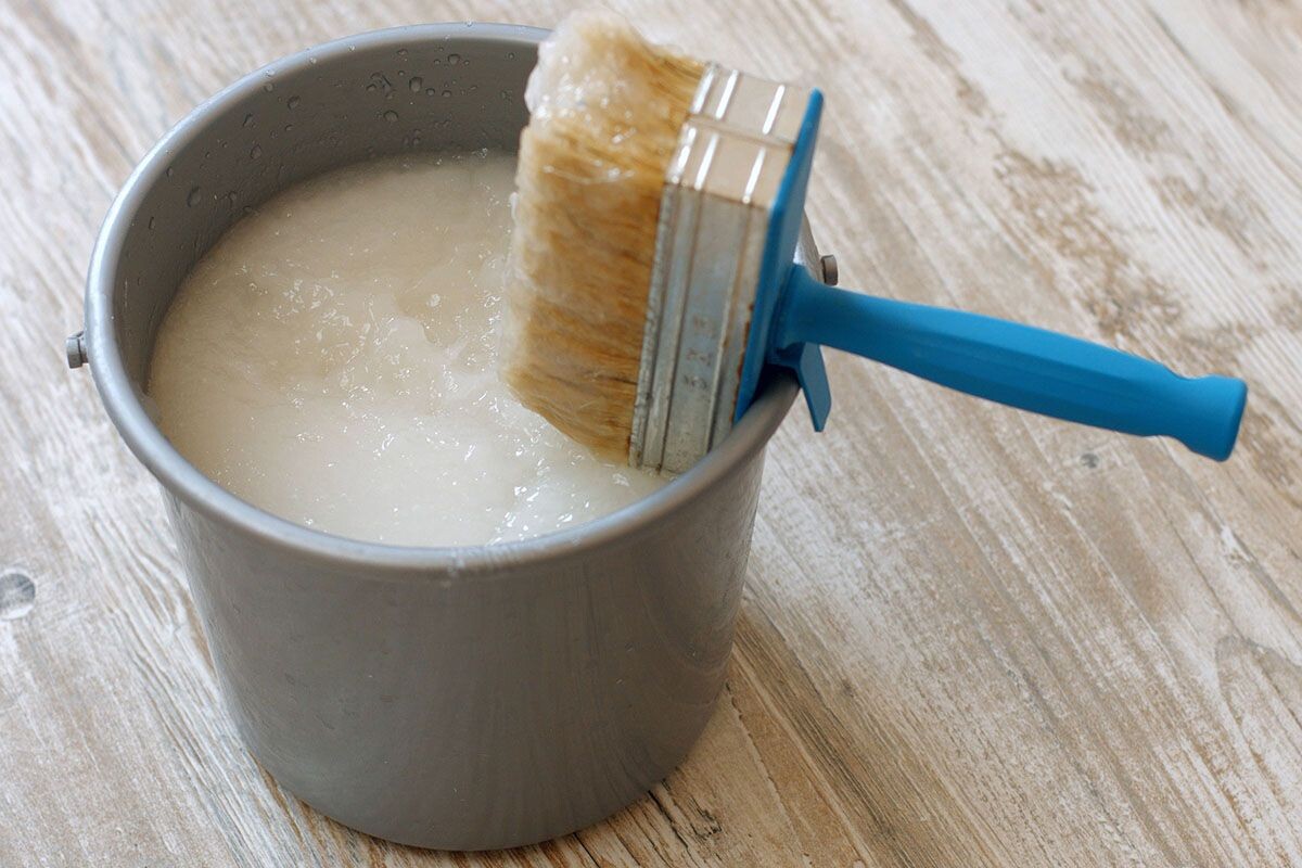 Экономия — не единственная причина, по которой магазинный клей заменяют на домашний клейстер. Источник: Shutterstock📷
