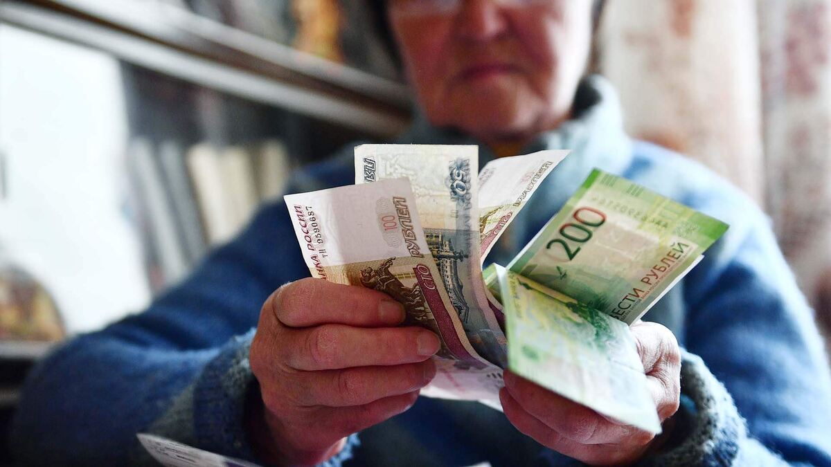 Источник фото: https://iz.ru/1681504/milana-gadzhieva/delnaia-oplata-razryv-mezhdu-pensiiami-rabotaiushchikh-i-nezaniatykh-snizilsia-do-56-tysiachi