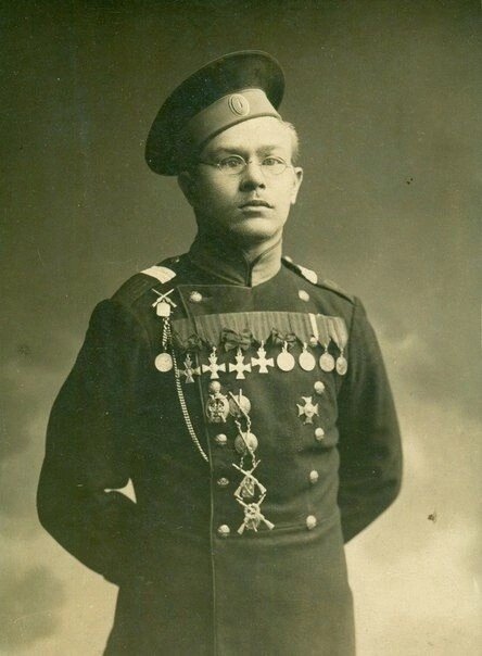 Артемий Парыгин в форме с Георгиевскими крестами и знаками отличия  
