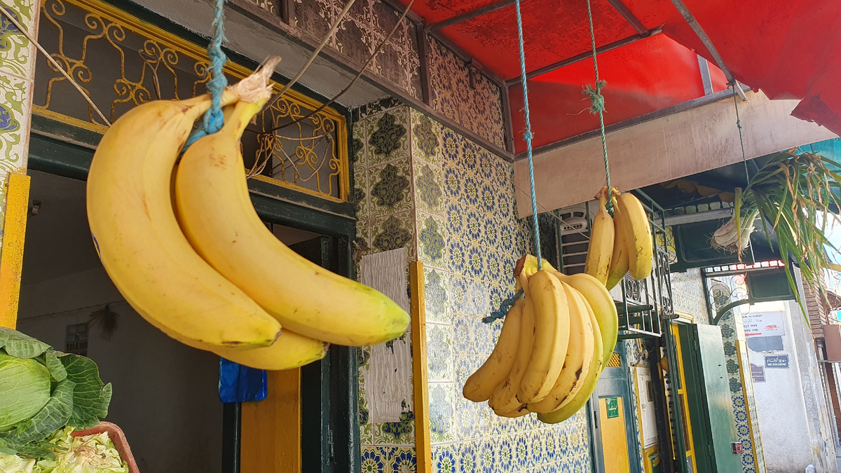 Бананы в тунисской фруктово-овощной палатке