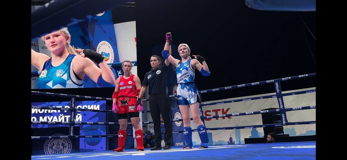 Любовь Кузнецова (справа) выигрывает золото чемпионата России по муайтай 2025. Фото: Юлия Коркина
