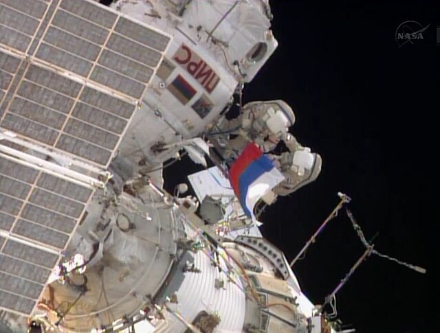 Флаг России во время выхода космонавтов МКС в открытый космос