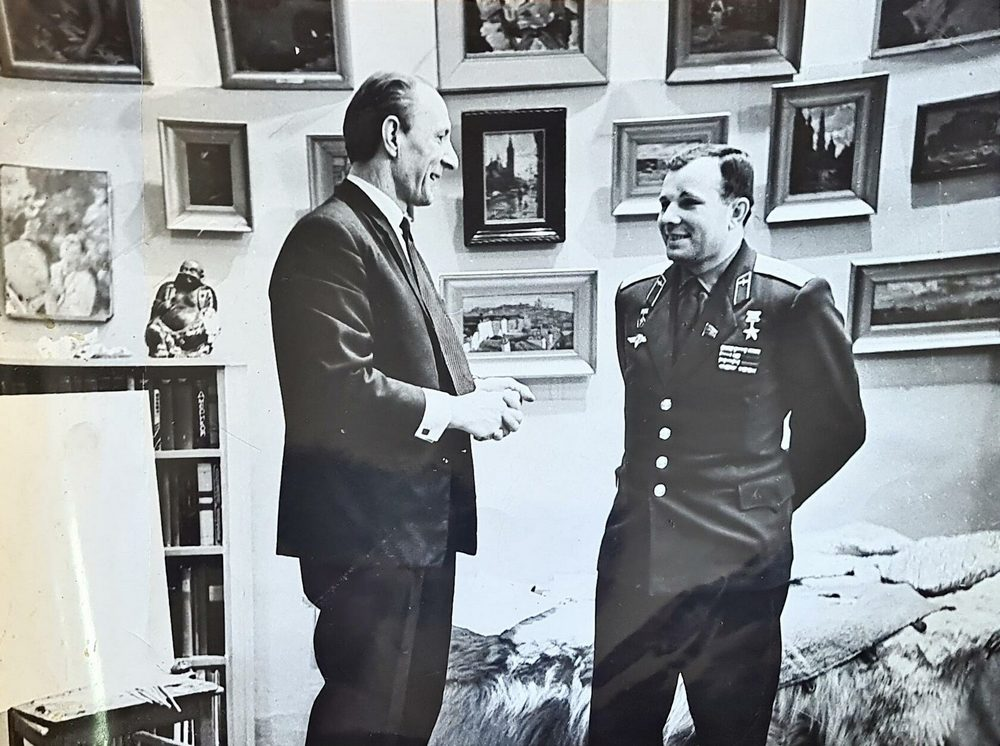 А.И.Плотнов и Ю.А.Гагарин в мастерской художника.