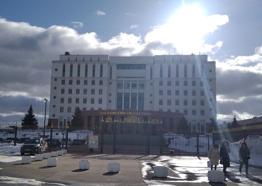 Московский областной суд. Фото прошлогоднее, так что поклонникам снегоходов следует остановить бурные потоки слюны, образующейся при виде обилия снега на газонах