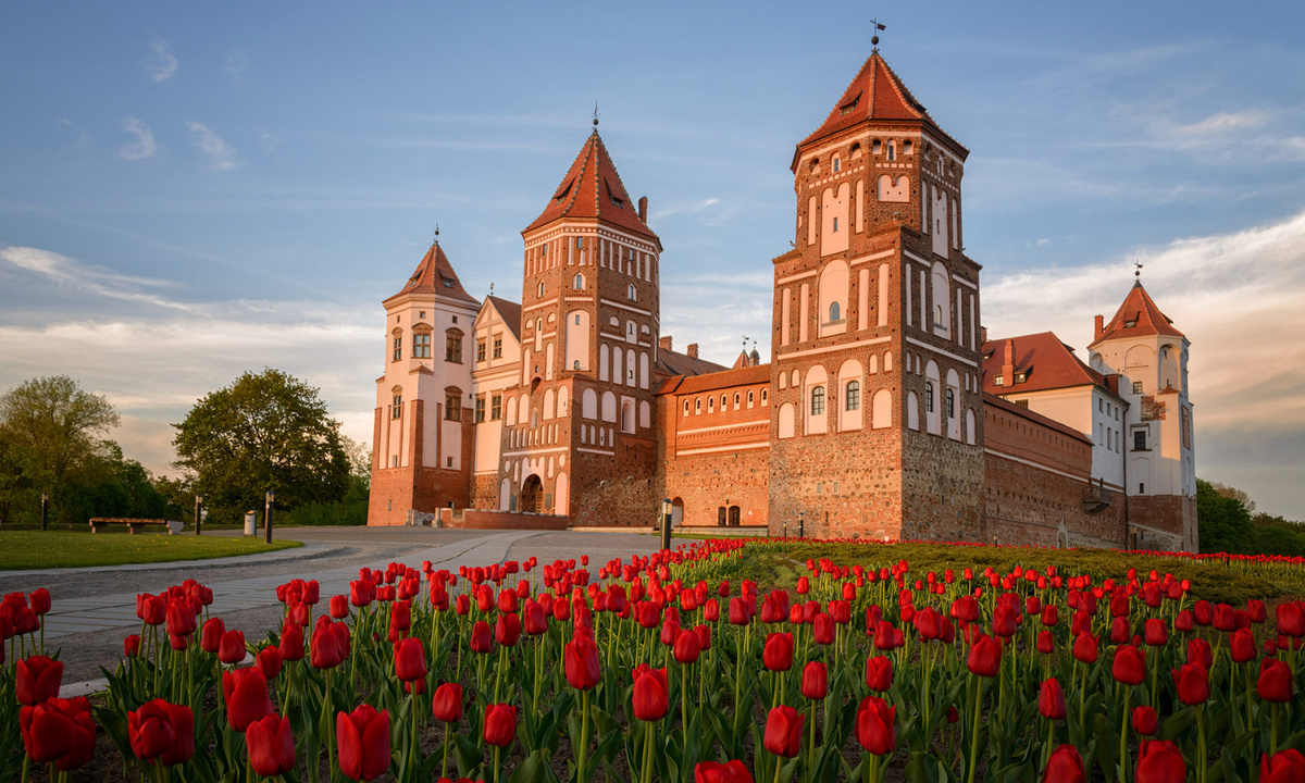 Мирский замок: место, где каждая башня рассказывает свою легенду.