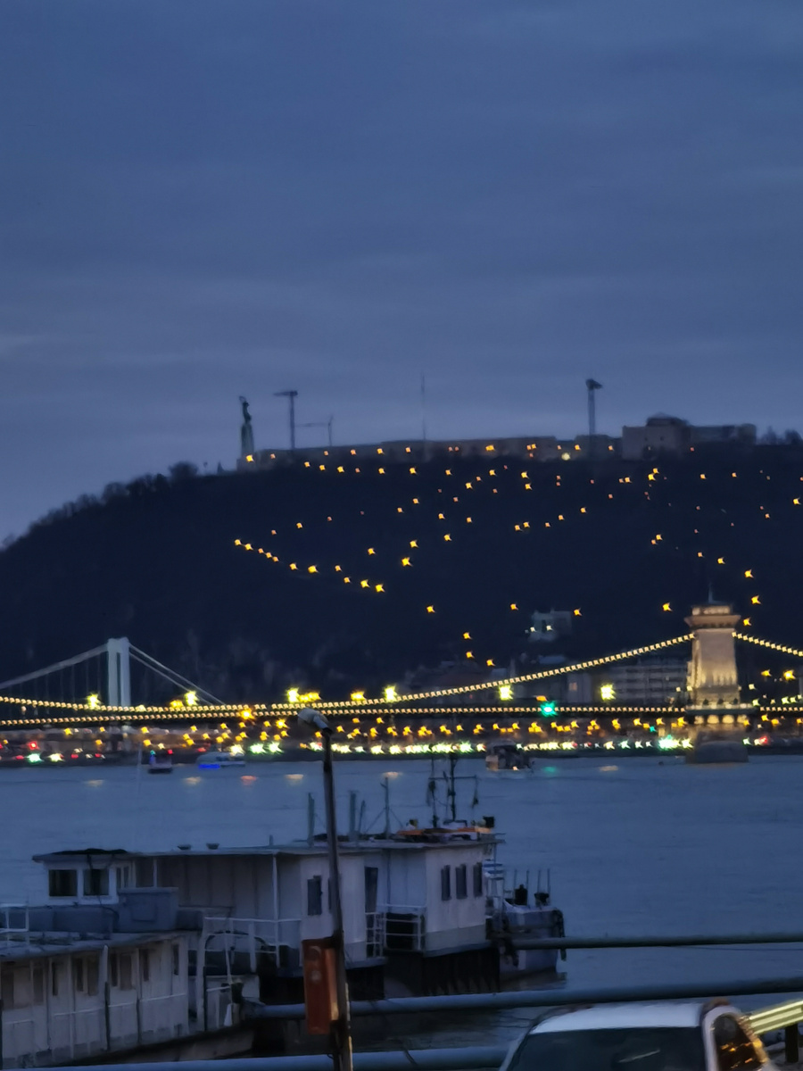 Вечерний вид на Цитадель - памятник венгерскому воинству. Фото автора.