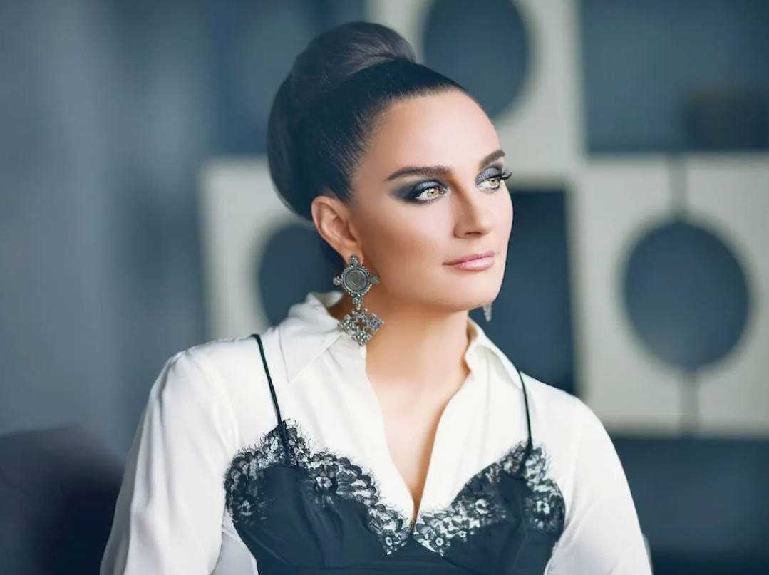 Елена Ваенга (настоящее имя Елена Владимировна Хрулёва) — российская певица, автор песен и актриса. Знак Водолея.