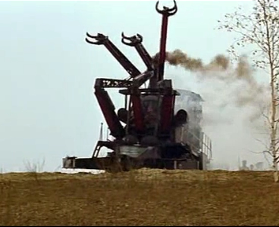 Кадр из фильма "Сибирский цирюльник" по фильму: изобретение американского ученого, устройство которое пилит лес.