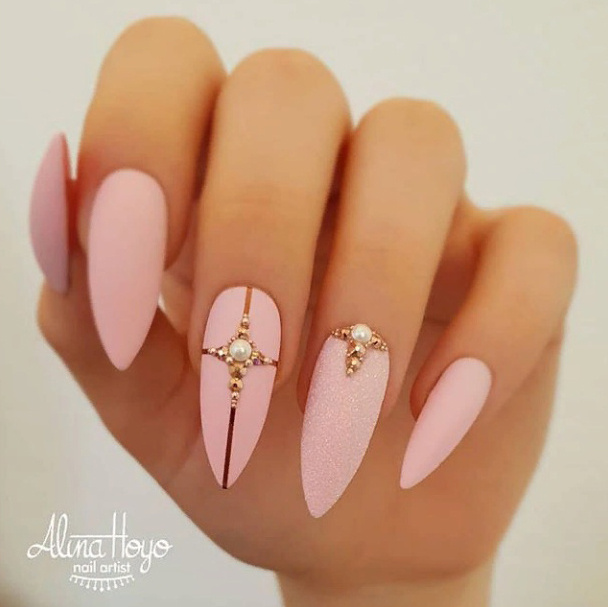 Розовый маникюр