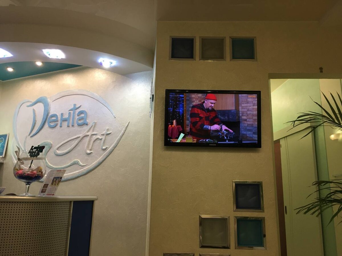 Дома лет 17 отсутствует телевизор. Смотрю, ожидая,  и многому удивляюсь