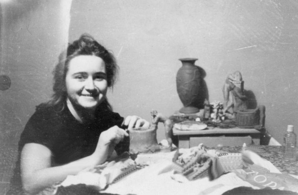 Э.В. Гаранько в молодые годы за работой с глиной.  Фото взято отсюда https://www.antik-forum.ru/forum/showthread.php?t=99064. 