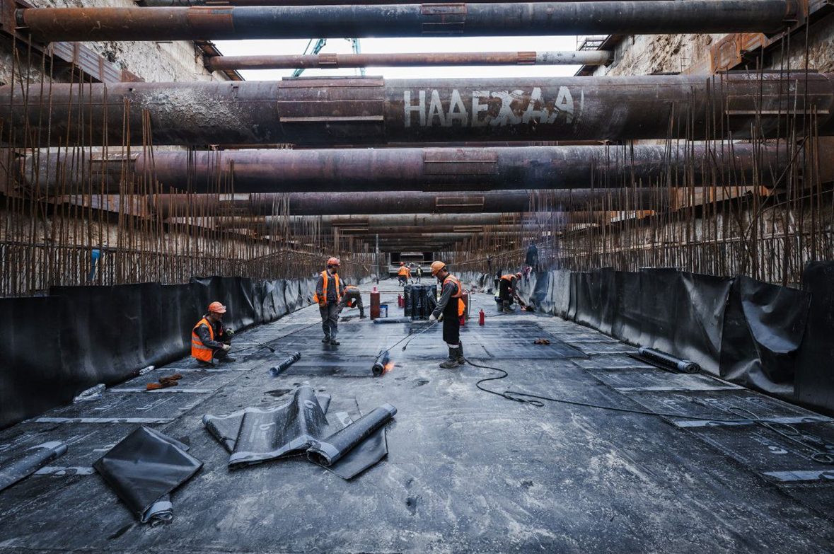 Процесс наплавления верхнего перекрытия ст. метро «Карамышевская». Разработанная и утверждённая для применения на объектах строительства метро Москвы рулонная гидроизоляция БРИТ «МЕТРО» ЭПП.