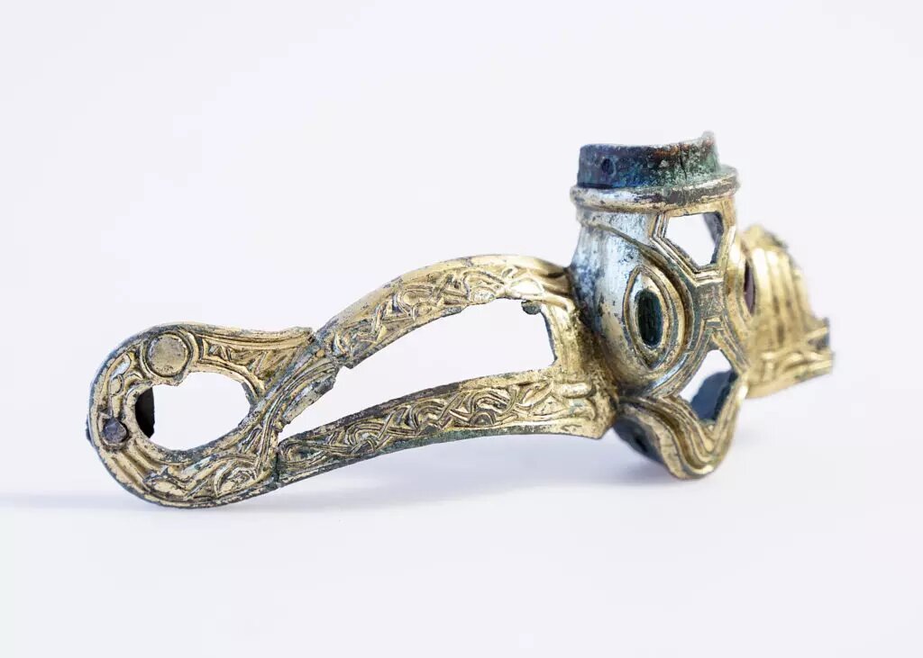 Фрагмент одного из самых великолепных шлемов Скандинавии. Позолоченный и украшенный красными драгоценными камнями, он датируется концом 6-го и серединой 7-го века, как раз перед началом эпохи викингов.