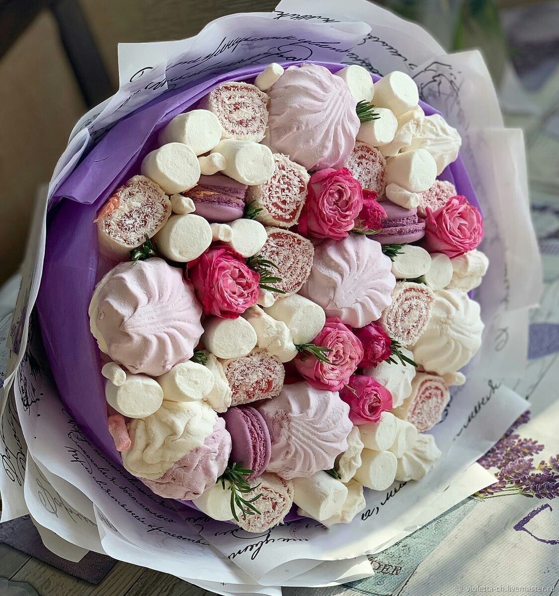 Источник 📸: https://www.livemaster.ru/item/38575406-suveniry-i-podarki-buket-iz-zefira-zefirnaya-nezhnost