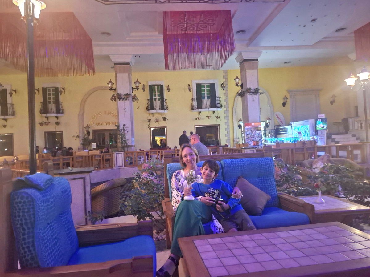 Мы с сыном в лобби отеля Али Баба Палас, Хургада 2025