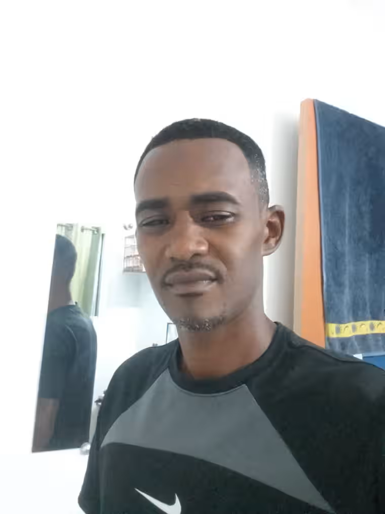 Пауло Альберто да Силва Коста в 2020 году работал швейцаром в Рио-де-Жанейро, когда его арестовали. Только тогда он узнал, что является подозреваемым в 62 преступлениях: почти все они были кражами, но были и два обвинения в убийстве. Коста провёл три года за решёткой, прежде чем Верховный суд Бразилии признал, что всё это было ошибкой. Фотогарфия с сайта www.theguardian.com.
