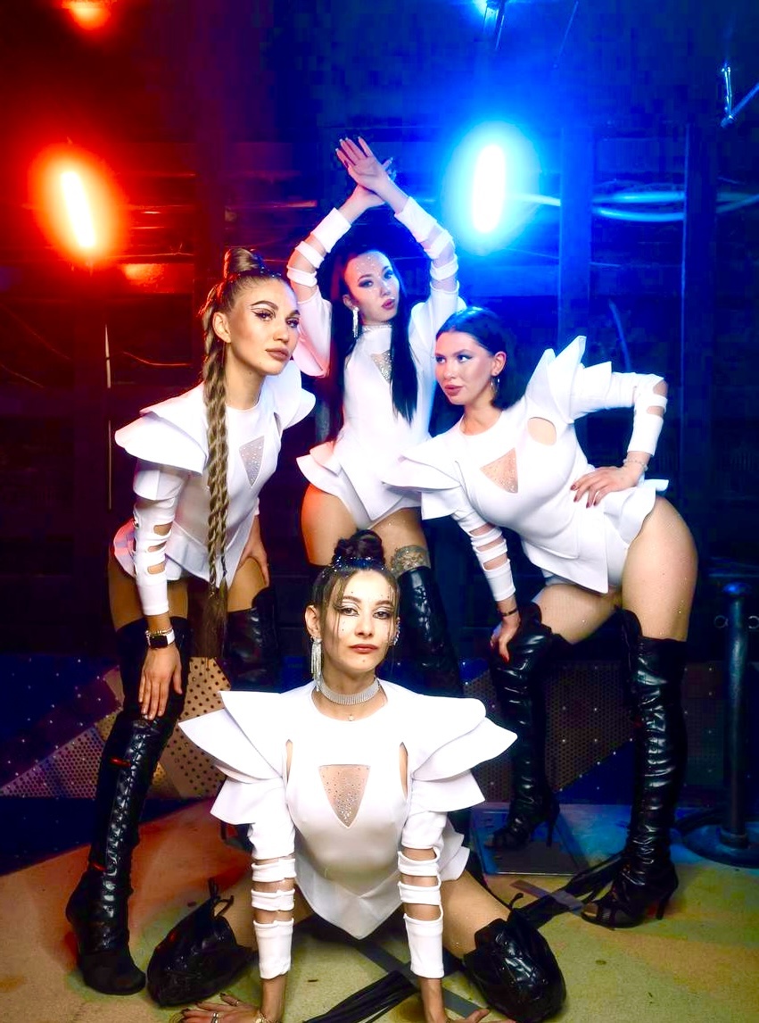 Танцовщицы или клубные девушки?