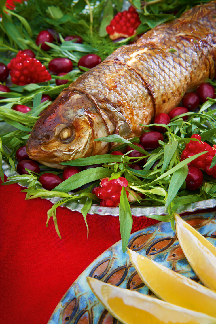 Украшение праздника – фаршированный кутум. Спросите любого бакинца, и он скажет, что это самая вкусная рыба на свете