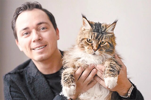    Родион Газманов со своим Шелдоном. Фото: Ольга Лесли/t.me/rodiongazmanov