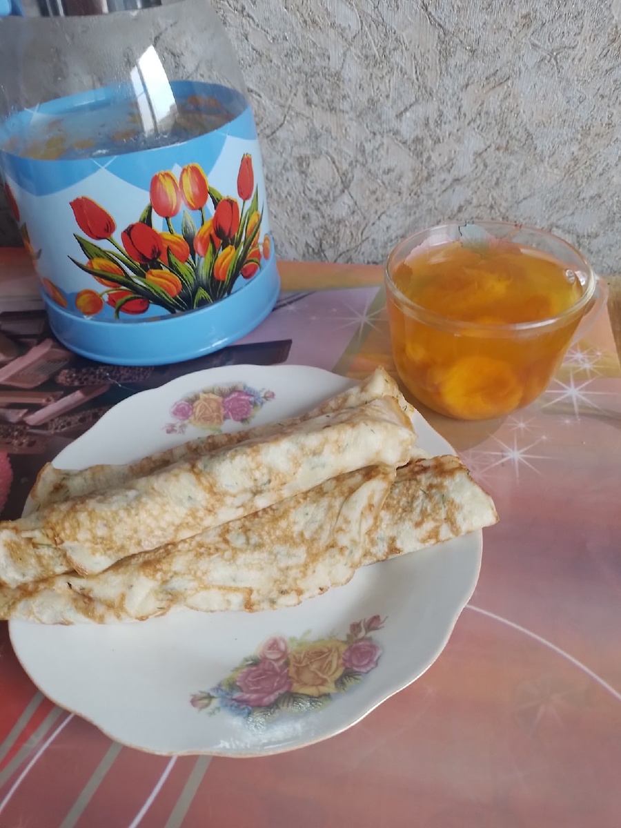 Сырные блинчики и солнечный компот. Фото автора.